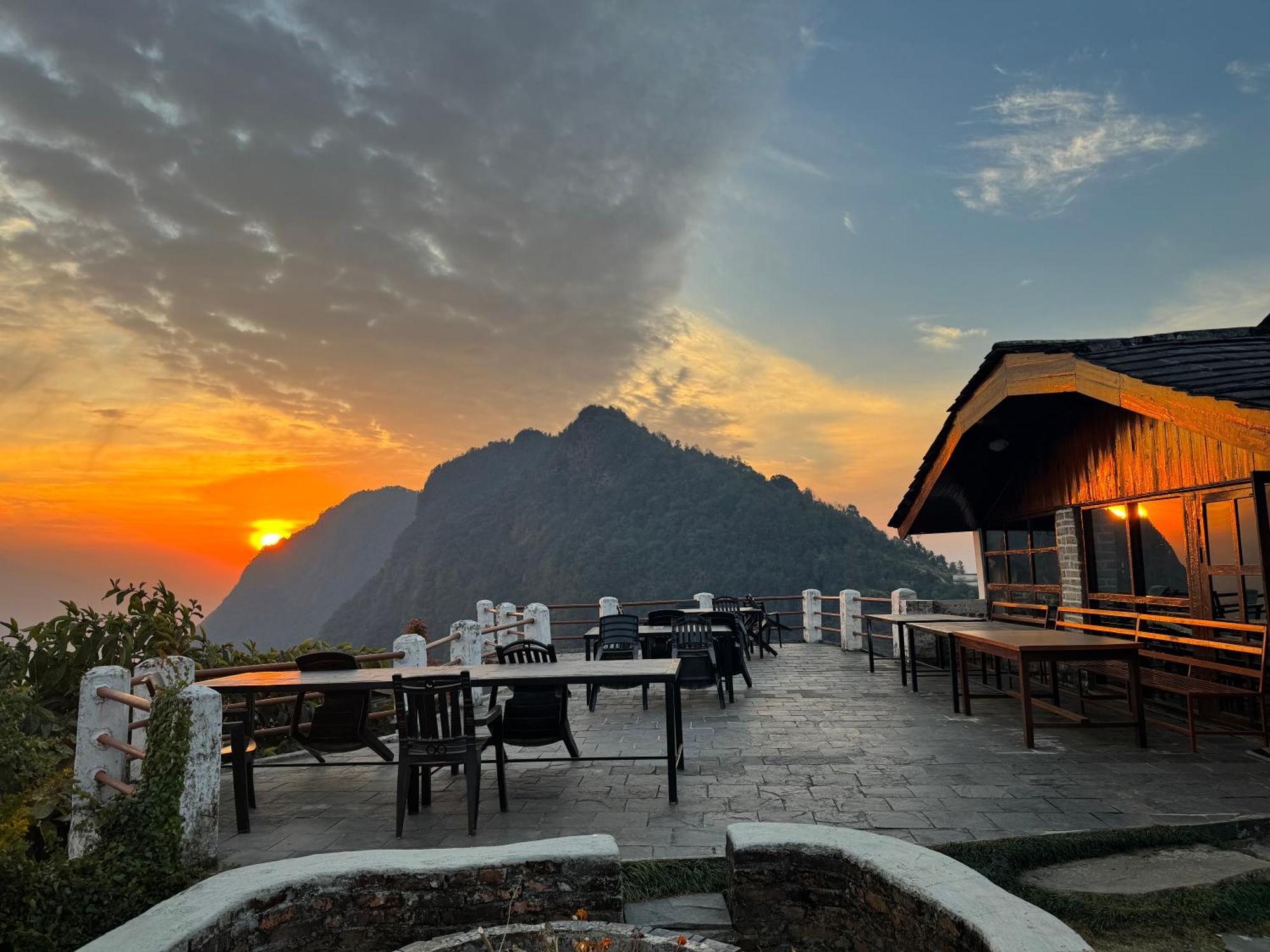 Es Deurali Resort Pokhara Extérieur photo