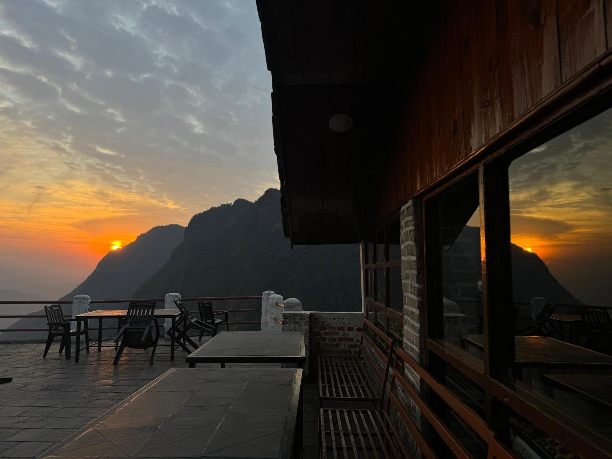 Es Deurali Resort Pokhara Extérieur photo