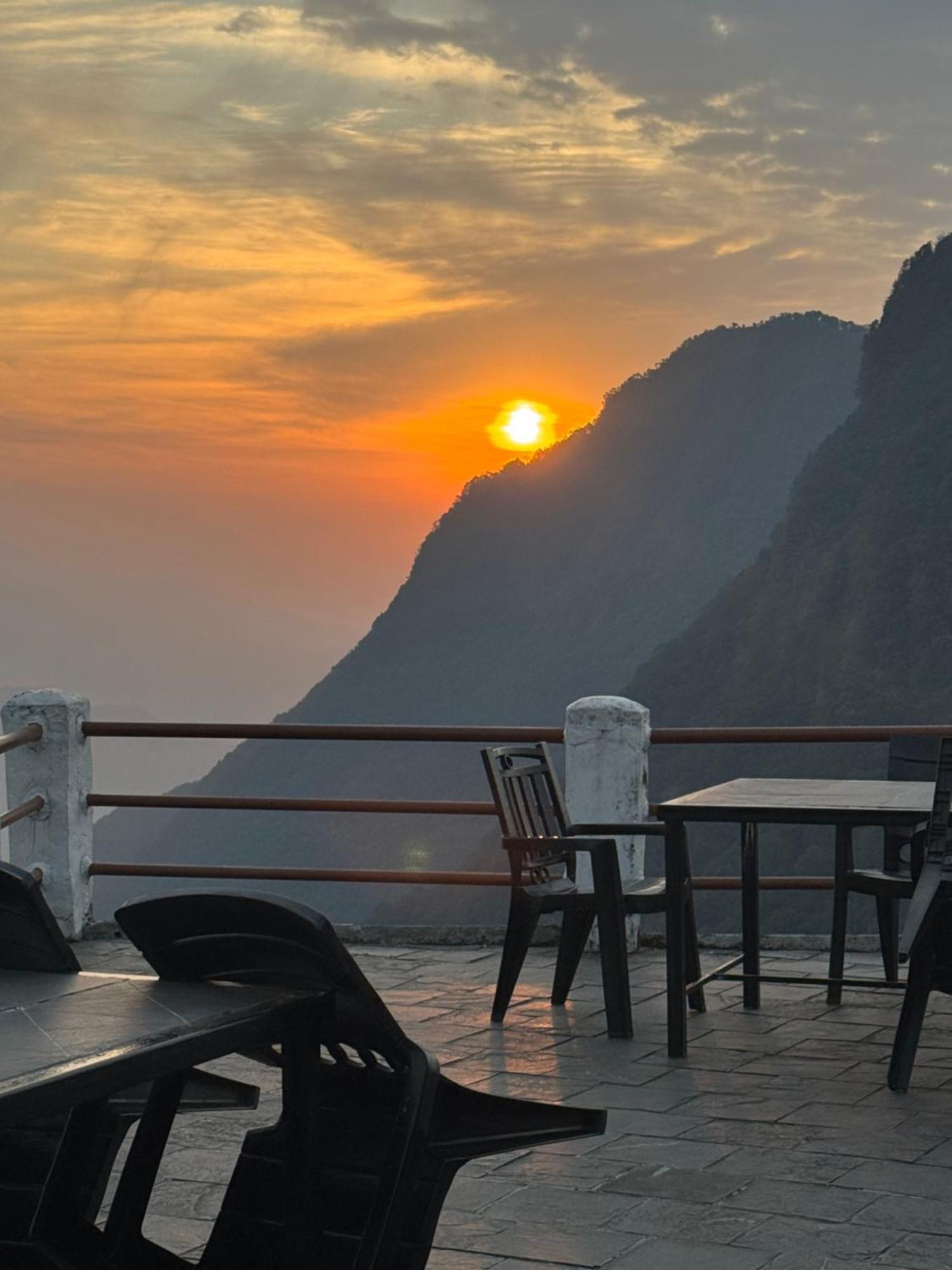Es Deurali Resort Pokhara Extérieur photo