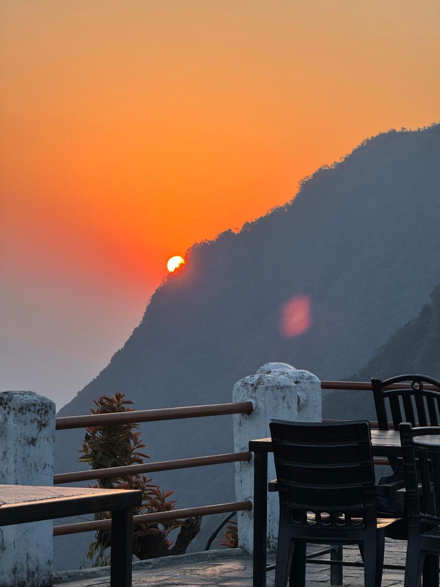 Es Deurali Resort Pokhara Extérieur photo