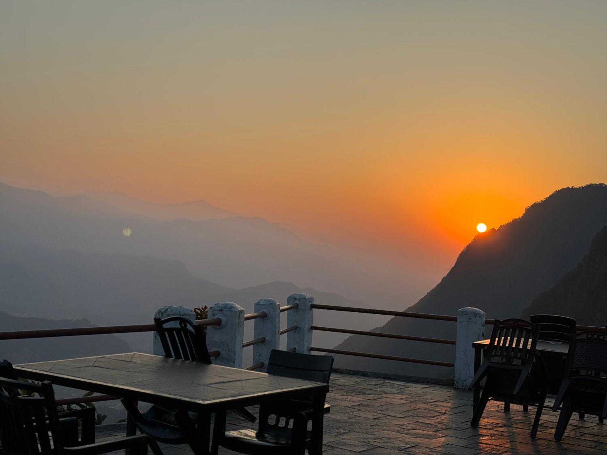 Es Deurali Resort Pokhara Extérieur photo