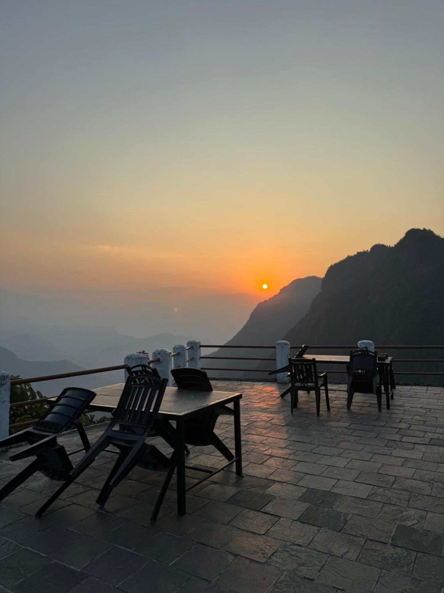 Es Deurali Resort Pokhara Extérieur photo